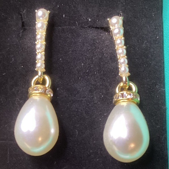 Handmade Jewelry - Elegant Pearl Drop Earrings with Gold Accents